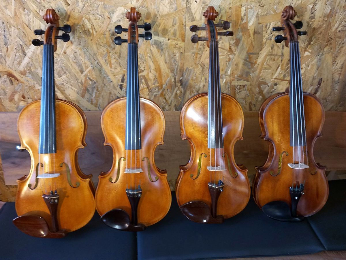 Četiri gotove violine poredane jedna do druge
