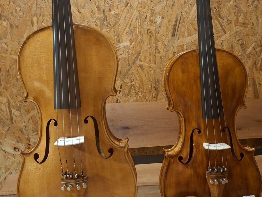 Dvije gotove violine sa postavljenim žicama, spremne za podešavanje