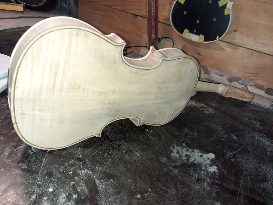 Sastavljeno tijelo violine prije lakiranja