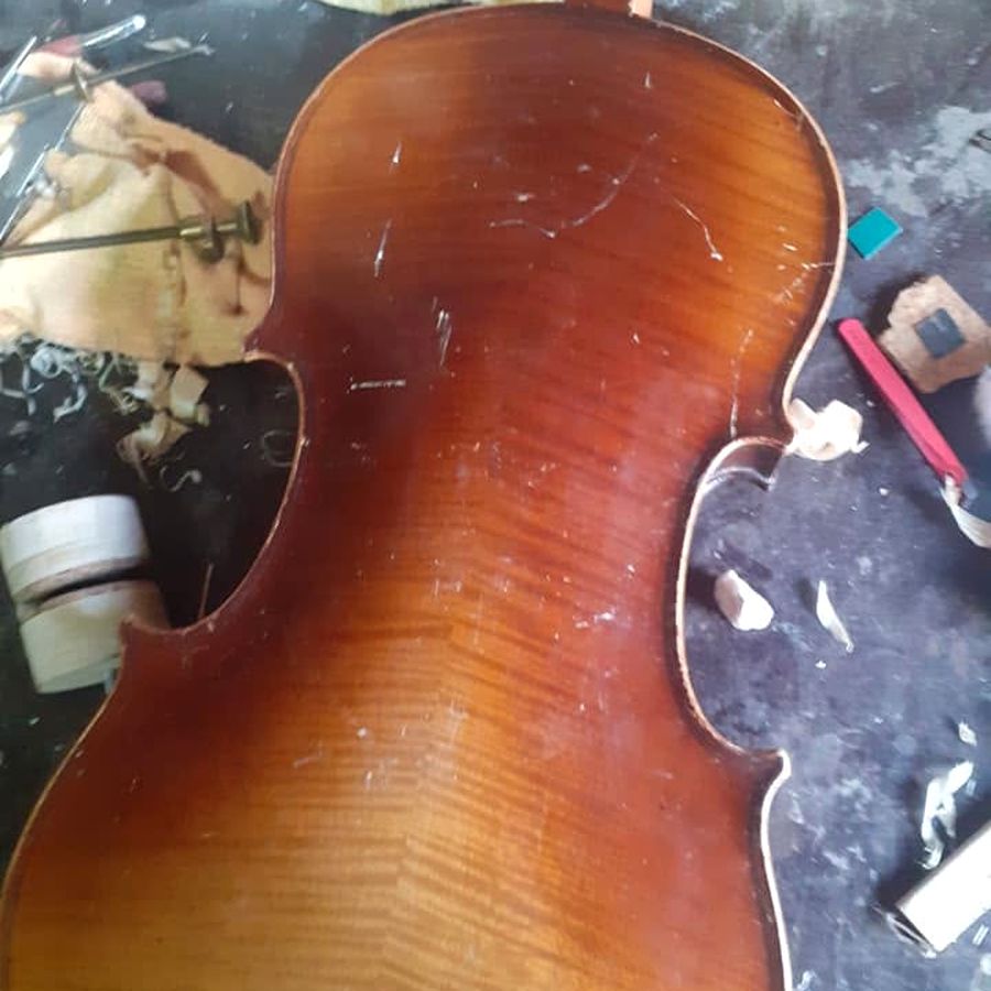 Restauracija violine — dno starog instrumenta sa ogrebotinama